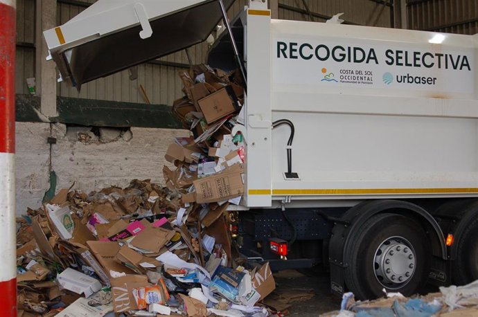 Vehículo de recogida selectiva de papel cartón de la Mancomunidad de Municipios de la Costa del Sol Occidental.