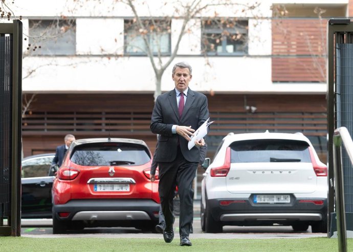 El presidente del PP, Alberto Núñez Feijóo, a su llegada a la asamblea electoral de la Federación Nacional de Asociaciones de Trabajadores Autónomos (ATA), en el Hotel Meliá Castilla, a 3 de marzo de 2025, en Madrid (España).o.