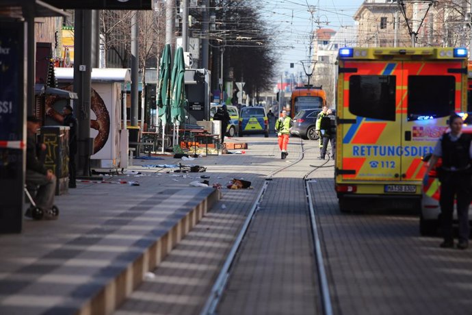 03 de março de 2025, Baden-Württemberg, Mannheim: Os serviços de emergência e a polícia estão na Paradeplatz em Mannheim após um grave incidente. De acordo com um repórter da dpa, destroços podiam ser vistos no local, com pelo menos uma pessoa deitada sob