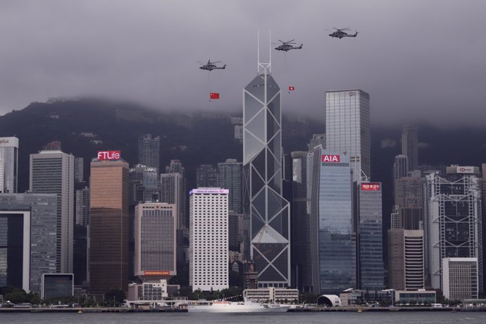 Archivo - 01 July 2021, China, Hong Kong: Helicopters fly past Central, displaying PRC national flag and Hong Kong official flag over the sky of Victoria Harbour in the morning of the 24th anniversary of Hong Kong's Handover and 100th anniversary of the C