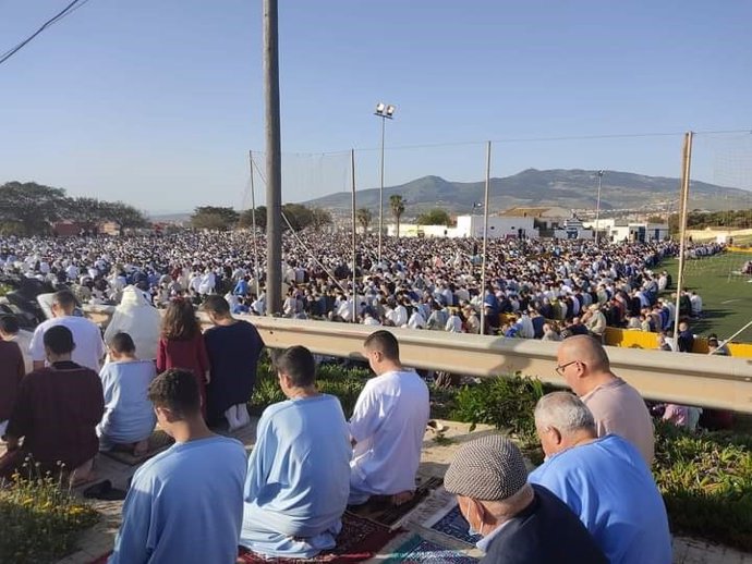 Archivo - Rezo colectivo por el fin del Ramadán en Melilla.
