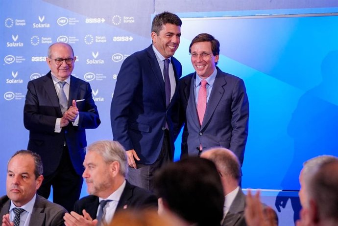Archivo - Arxiu- El president valencià, Carlos Mazón, i l'alcalde de Madrid, José Luis Martínez-Almeida, en un esmorzar informatiu