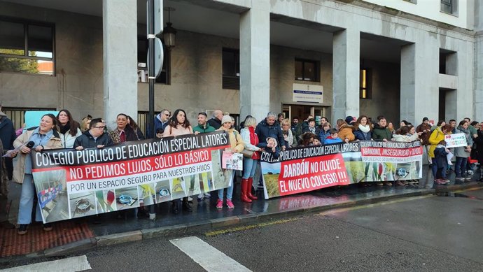 Manifestación de padres del CEE de Latores frente a la consejería de Educación.