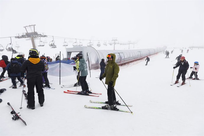 Archivo - Esquiadores en la estación de esquí de Sierra Nevada. Archivo.