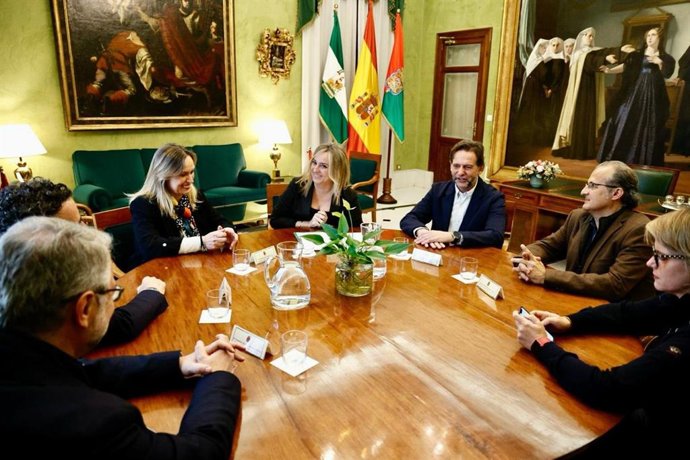 La alcaldesa de Granada agradece la colaboración de los colegios de Arquitectos y Aparejadores en la Ordenanza de la Edificación.