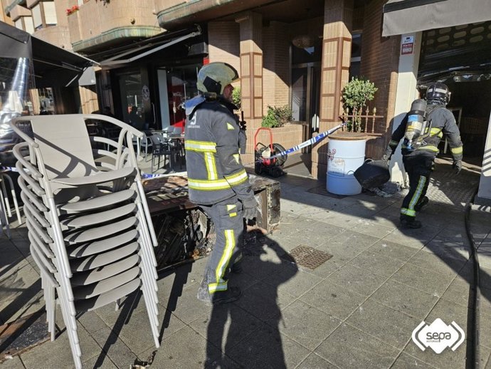 Bomberos extinguen un incendio en la cocina de un restaurante cerrado en Piedras Blancas.