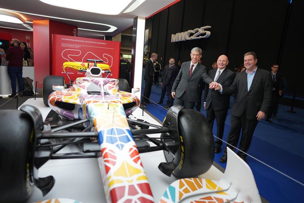 El CEO de Mobile World Capital, Francesc Fajula, el CEO de GSMA, John Hoffman, y el director general de Fira Circuit, Ignasi Armengol (de izquierda a derecha) sellan la alianza para invertir en nuevas tecnologías en el Circuit de Bcn-Cat