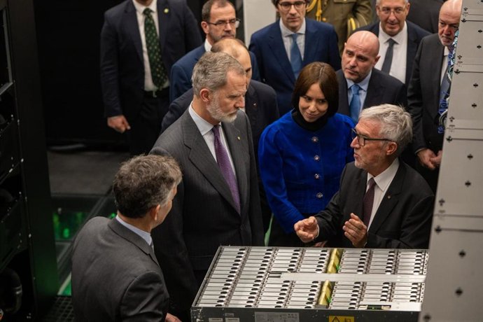 El Rey durante la visita junto a la ministra Diana Morant y otras autoridades.
