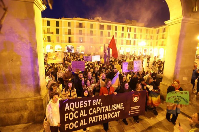 Archivo - Participantes en la manifestación del 8M de la Coordinadora Transfeminista en 2023.