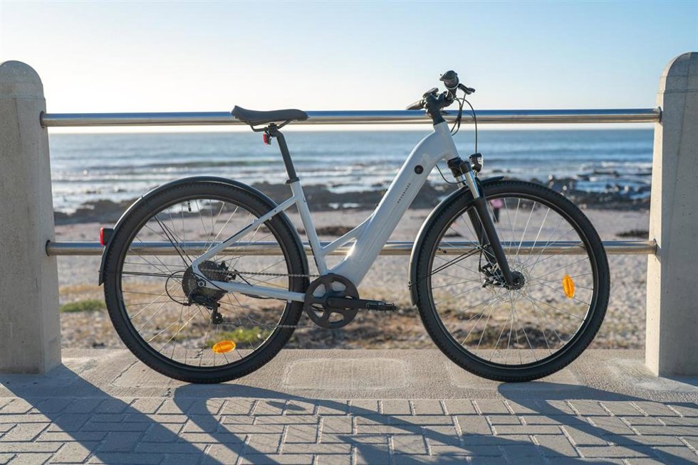 Archivo - Decathlon propone sus ebikes como alternativa rápida y sostenible en los desplazamientos urbanos.