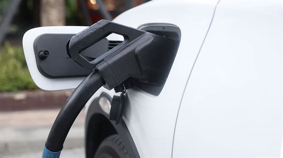 Archivo - BBVA lanza un servicio digital a través de su app para adquirir vehículos eléctricos e híbridos.