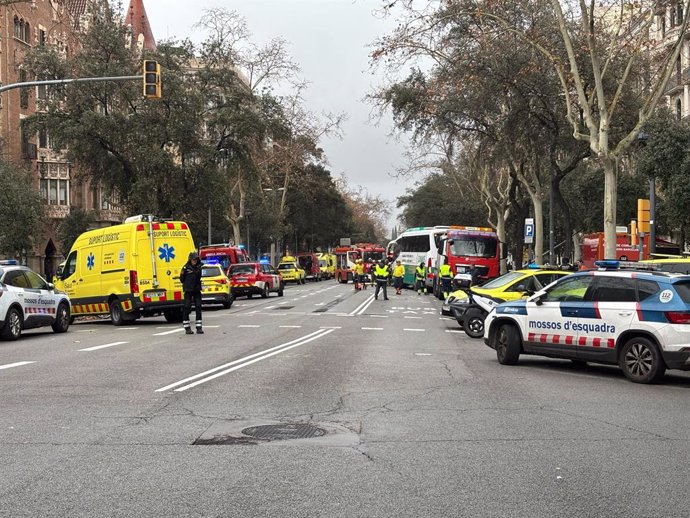 Xoc de dos autocars a l'avinguda Diagonal de Barcelona