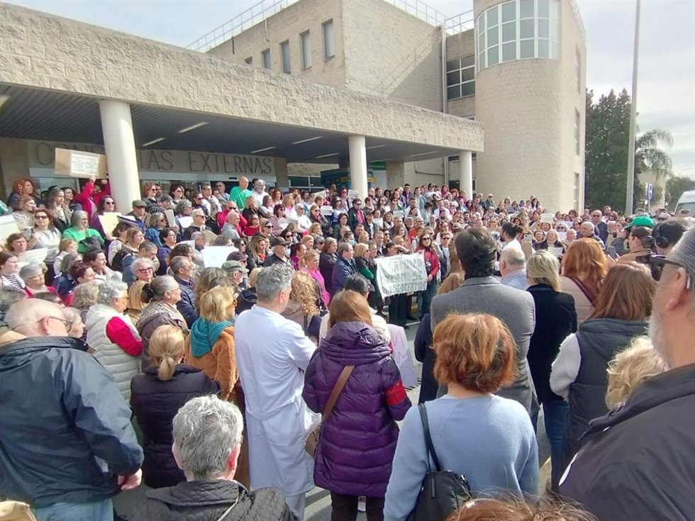Concentración de profesionales sanitarios a las puertas de Consultas Externas del Hospital Juan Ramón Jiménez de Huelva el pasado 25 de febrero.