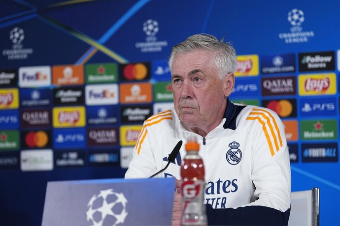 Carlo Ancelotti, técnico do Real Madrid, participa de sua coletiva de imprensa antes da partida de futebol da Liga dos Campeões da UEFA contra o Atlético de Madri, na Ciudad Deportiva Real Madrid, em 3 de março de 2025, em Madri, Espanha.