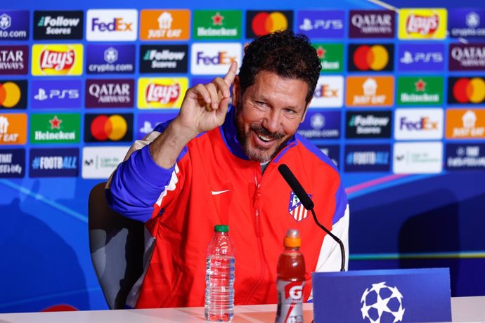 Diego Pablo Simeone, técnico do Atlético de Madri, participa de sua coletiva de imprensa antes da partida de futebol da Liga dos Campeões da UEFA contra o Real Madrid CF, no Riyadh Air Metropolitano, em 3 de março de 2025, em Madri, Espanha.
