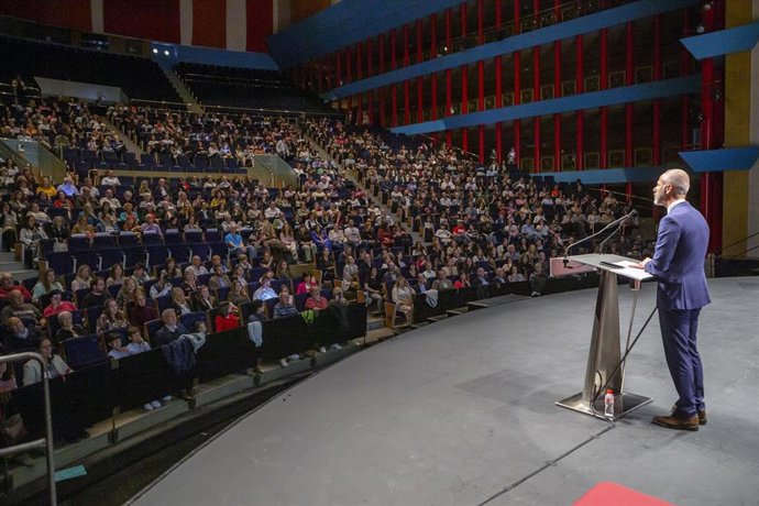 Archivo - El cnsejero de Educación, Sergio Silva, ante docentes