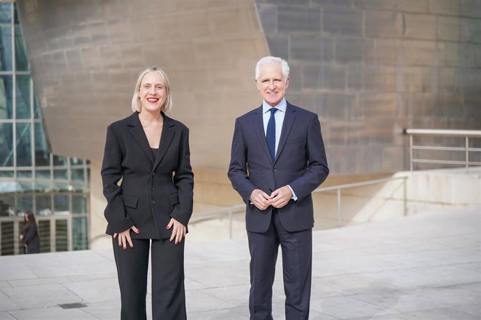 La directora general electa del Guggenheim Bilbao, Miren Arzalluz, junto al toavía director del museo, Juan Ignacio Vidarte