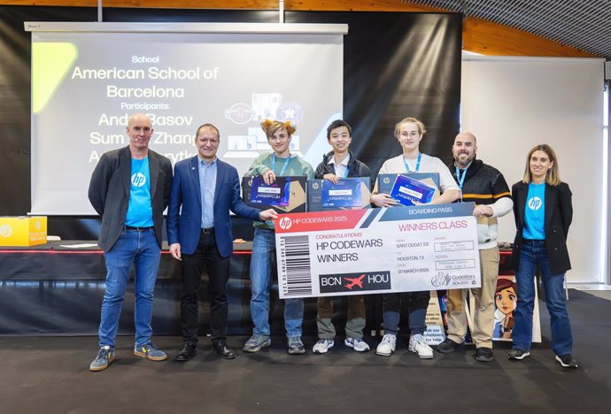 Equipe da El American School of Barcelona, vencedora da décima edição do HP Code Wars