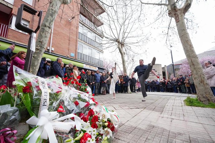 Unos 'dantzaris' actúan frente al monolito en recuerdos a las víctima de la matanza, en el que instituciones, partidos, sindicatos y ciudadanos han depositado coronas de flores