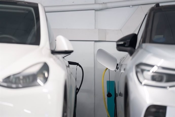 Dos coches cargándose en un punto de carga público para coches eléctricos, a 14 de febrero de 2025, en Barcelona, Cataluña (España).