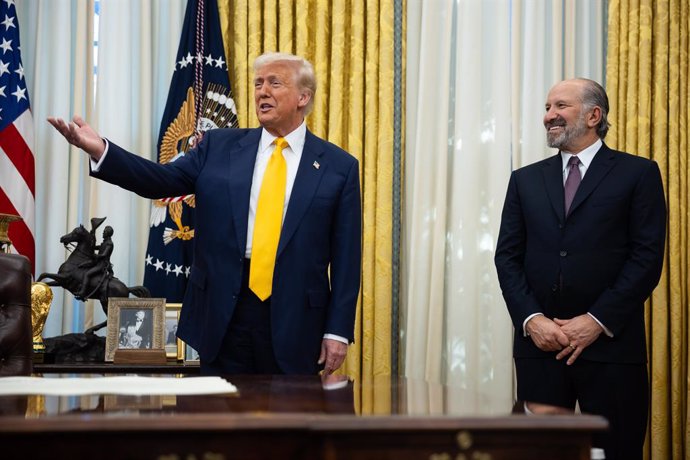 February 21, 2025, Washington, District Of Columbia, USA: President Donald Trump speaks alongside Commerce Secretary Howard Lutnick in the Oval Office at the White House Feb. 21, 2025. (Francis Chung/POLITICO),Image: 967341841, License: Rights-managed, Re