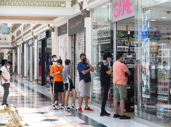 Archivo - Varias personas hacen cola para entrar a una tienda Game en el Centro Plaza Norte 2, La Cúpula de Madrid, durante la pandemia. En San Sebastián de los Reyes, Madrid (España), a 9 de junio de 2020.