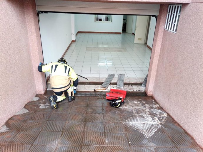 Achique de agua en una vivienda en La Laguna