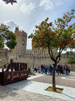 Un grupo de personas en una visita por El Puerto de Santa María.
