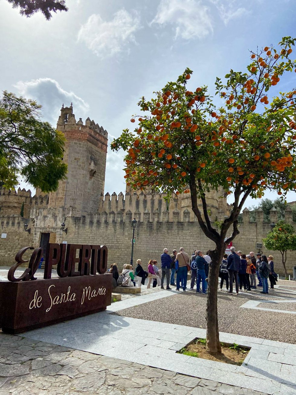 Un grupo de personas en una visita por El Puerto de Santa María.