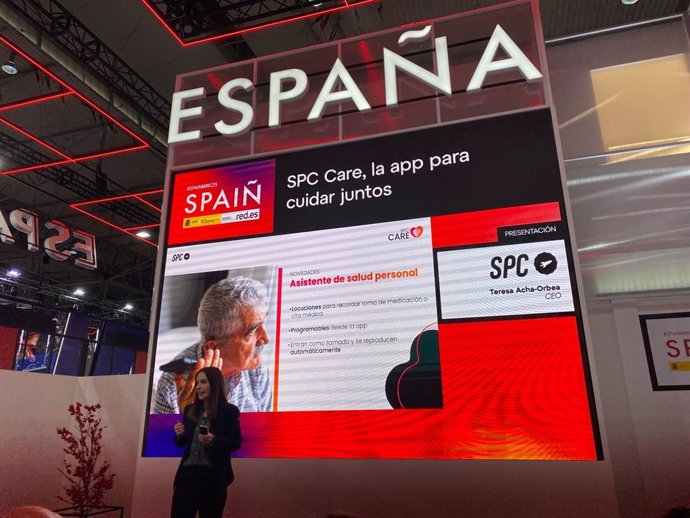 A CEO da SPC, Teresa Acha-Orbea, na apresentação dos novos smartphones SPC ZEUS 2 para idosos no MWC 2025.