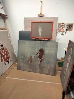 Obras de Manuel E. Ramírez en su estudio.