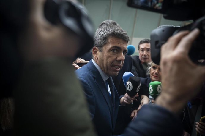 Mazón a su llegada al Museo de las Ciencias para asistir al acto de entrega de títulos a los nuevos funcionarios de carrera pertenecientes a la agrupación profesional funcionarial de subalternos