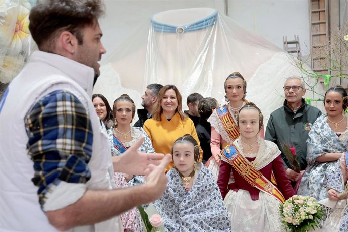 La alcaldesa de València, María José Catalá; las Falleras Mayores de la ciudad 2025, Berta Peiró y Lucía García, junto a sus cortes honor en el taller del artista Manolo Algarra durante su visita a Ciudad Fallera.