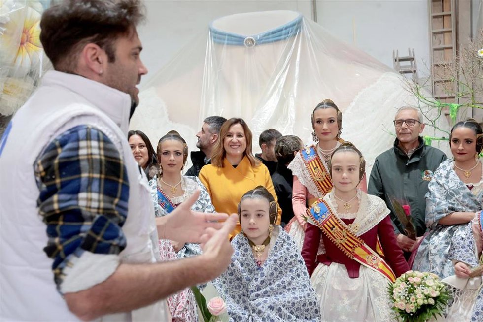 La alcaldesa de Valncia, María José Catalá; las Falleras Mayores de la ciudad 2025, Berta Peiró y Lucía García, junto a sus cortes honor en el taller del artista Manolo Algarra durante su visita a Ciudad Fallera.