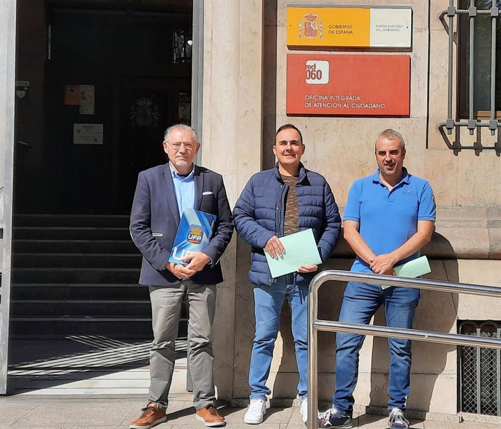 Representantes de UFP este lunes frente a la Subdelegación del Gobierno en León.