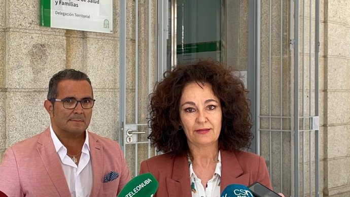 Archivo - Imagen de archivo de la secretaria de Sanidad de la Ejecutiva Provincial del PSOE de Huelva, Lourdes Martín, en rueda de prensa frente a la Delegación de Salud en Huelva.