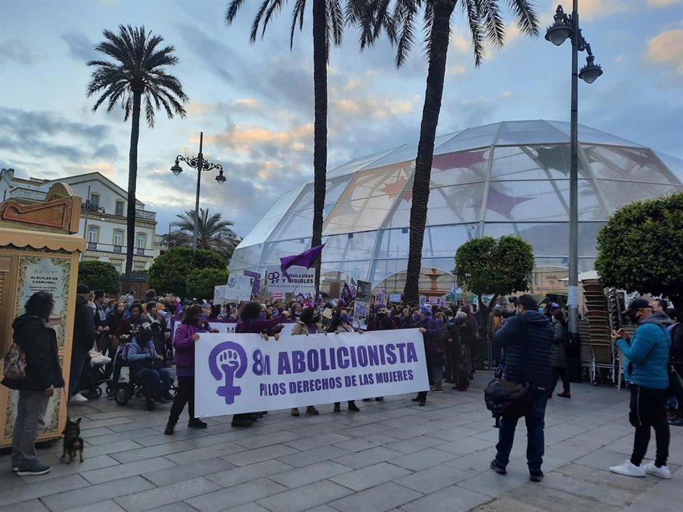 Archivo - Cabecera de la manifestación en Mérida por el Día de la Mujer 2022