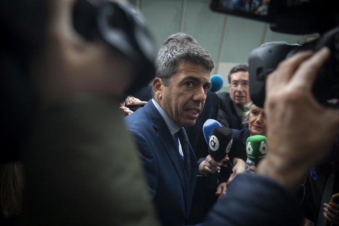 Mazón a la seua arribada al Museu de les Ciències per a assistir a l'acte de lliurament de títols als nous funcionaris de carrera pertanyents a l'agrupació professional funcionarial de subalterns