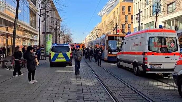 03 March 2025, Baden-Württemberg, Mannheim: Emergency vehicles from the police and rescue services stand at the scene of a major incident in the city center. According to a dpa reporter, debris could be seen at the scene, with at least one person lying co