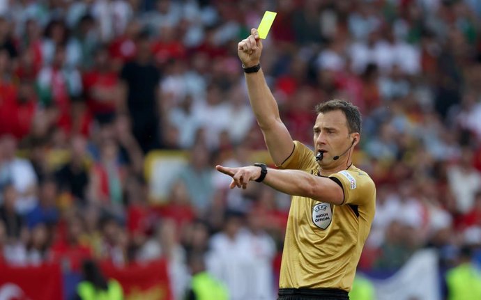 Archivo - 22 June 2024, North Rhine-Westphalia, Dortmund: Referee Felix Zwayer shows the yellow card during the UEFA Euro 2024 Group F soccer match between Turkey and Portugal at the Signal Iduna Park in Dortmund. Photo: Friso Gentsch/dpa