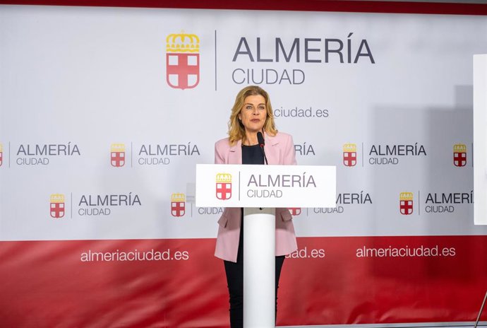 La concejala de Familia, Inclusión e Igualdad del Ayuntamiento de Almería, Paola Laynez, durante una rueda de prensa.