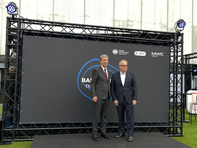 El teniente de alcalde de Economía de Barcelona, Jordi Valls, y el ceo de la Mobile World Capital (MWCapital) Barcelona, Francesc Fajula, durante la inauguración del espacio Beat del MWC