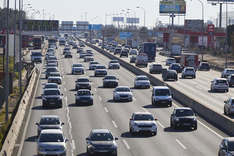 Archivo - Decenas de coches en la A-4, en Madrid (España)