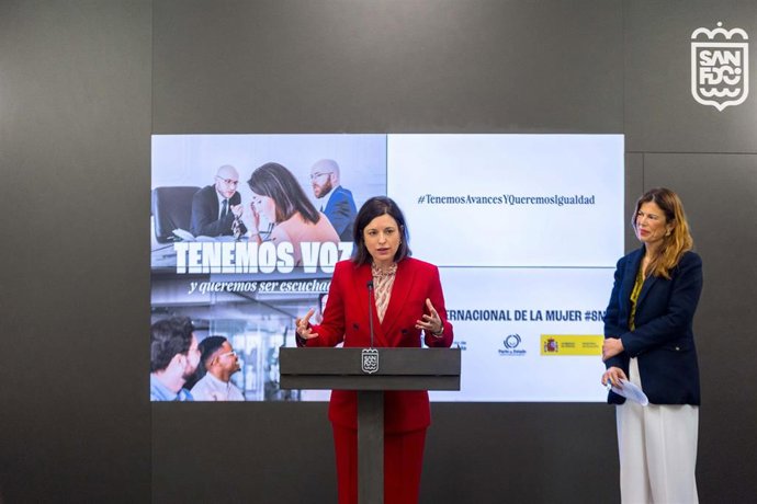 La alcaldesa de San Fernando, Patricia Cavada, y la concejala de Mujer, Isabel Blanco, presentan las actividades y la campaña del 8 de marzo en la localidad.
