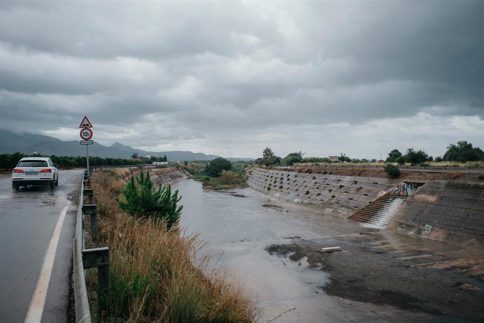 Archivo - Un coche circula bajo la lluvia, a 2 de septiembre de 2023, en Castellón