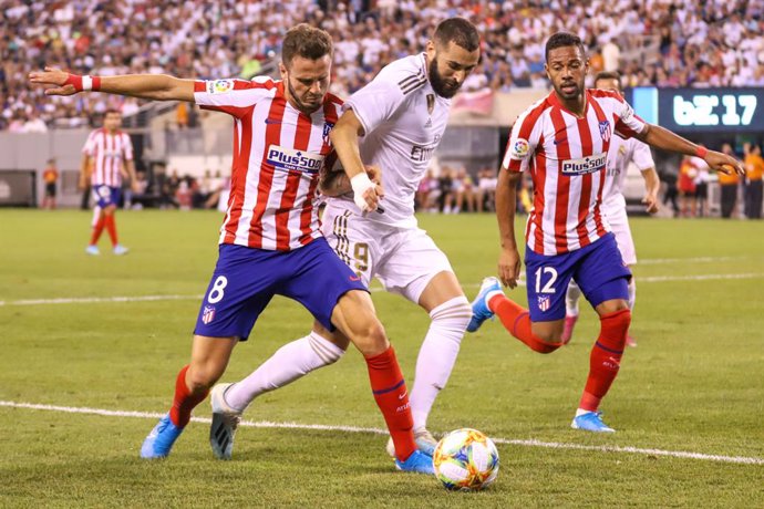 Archivo - 26 July 2019, US, East Runtherford: Real Madrid's  Karim Benzema (C) and Atletico Madrid's Saul Niguez battle for the ball during the 2019 International Champions Cup soccer match between Real Madrid and Atletico Madrid at MetLife Stadium. Photo