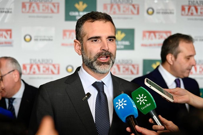 El consejero Ramón Fernández-Pacheco atiende a los periodistas.