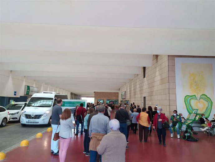 Archivo - Galeria de acceso al Hospital General y a Consultas Externas del Reina Sofía.