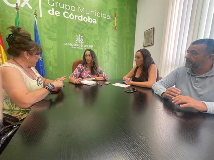 Ediles de Vox en el Ayuntamiento de Córdoba con la presidenta de la Asociación La Medina, Lourdes Martínez.