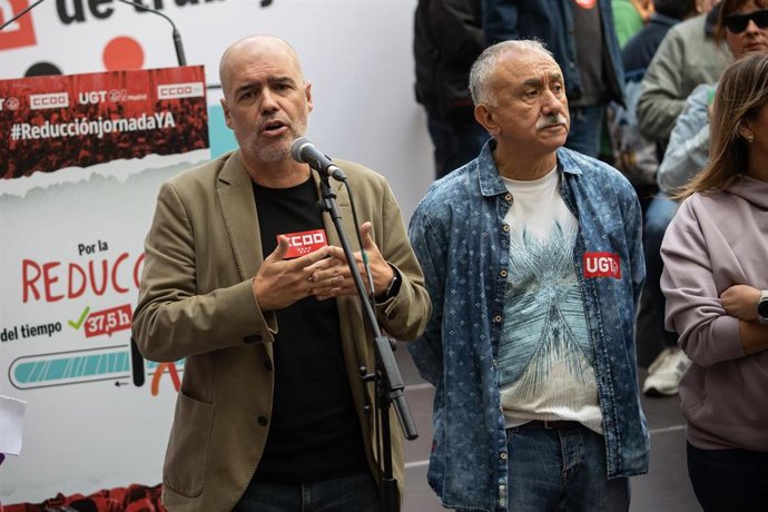 Archivo - El secretario general de CCOO, Unai Sordo (i), y el secretario general de UGT, Pepe Álvarez (d).